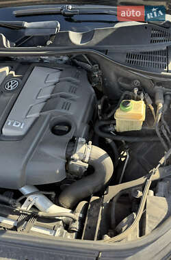 Позашляховик / Кросовер Volkswagen Touareg 2012 в 