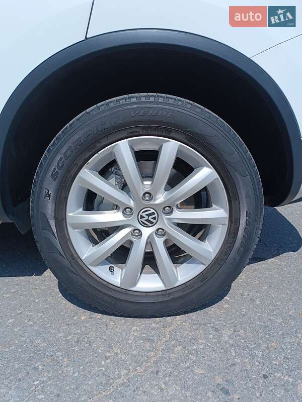 Внедорожник / Кроссовер Volkswagen Touareg 2011 в Днепре