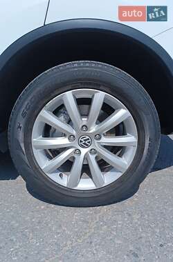 Внедорожник / Кроссовер Volkswagen Touareg 2011 в 