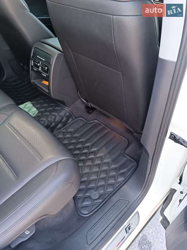Внедорожник / Кроссовер Volkswagen Touareg 2011 в Днепре
