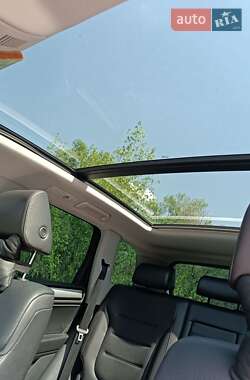 Внедорожник / Кроссовер Volkswagen Touareg 2011 в 