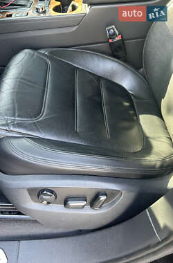 Позашляховик / Кросовер Volkswagen Touareg 2011 в 