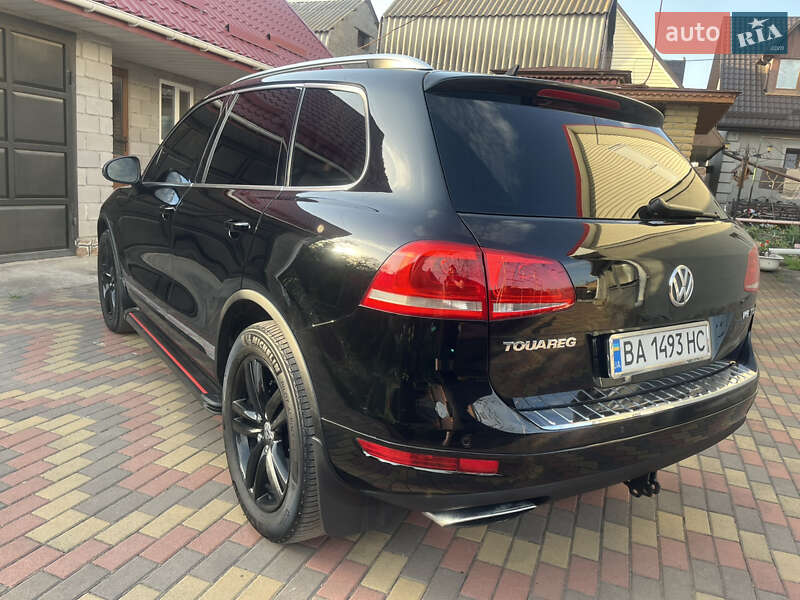 Внедорожник / Кроссовер Volkswagen Touareg 2012 в Новоукраинке
