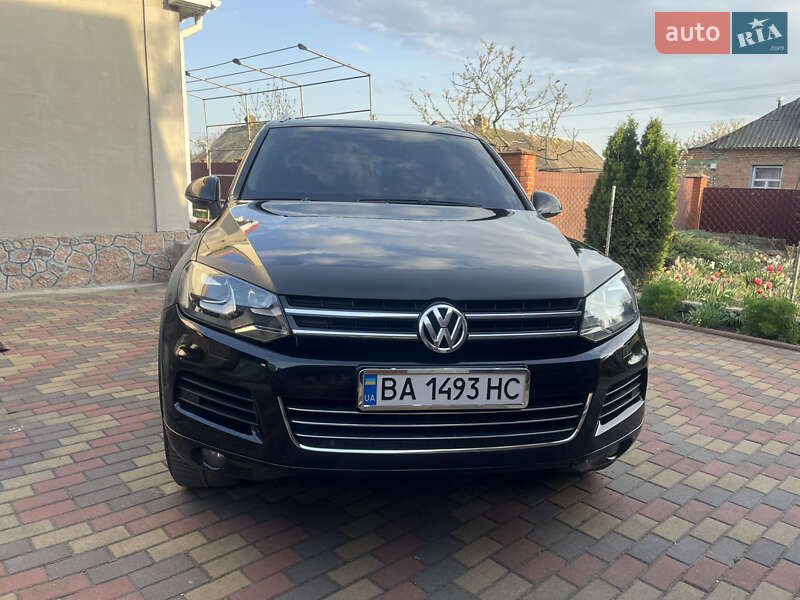 Внедорожник / Кроссовер Volkswagen Touareg 2012 в Новоукраинке