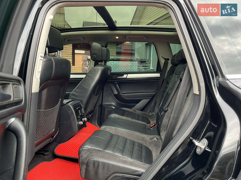 Внедорожник / Кроссовер Volkswagen Touareg 2012 в Новоукраинке