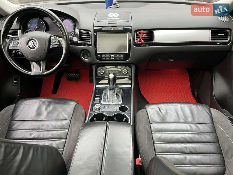 Внедорожник / Кроссовер Volkswagen Touareg 2012 в Новоукраинке