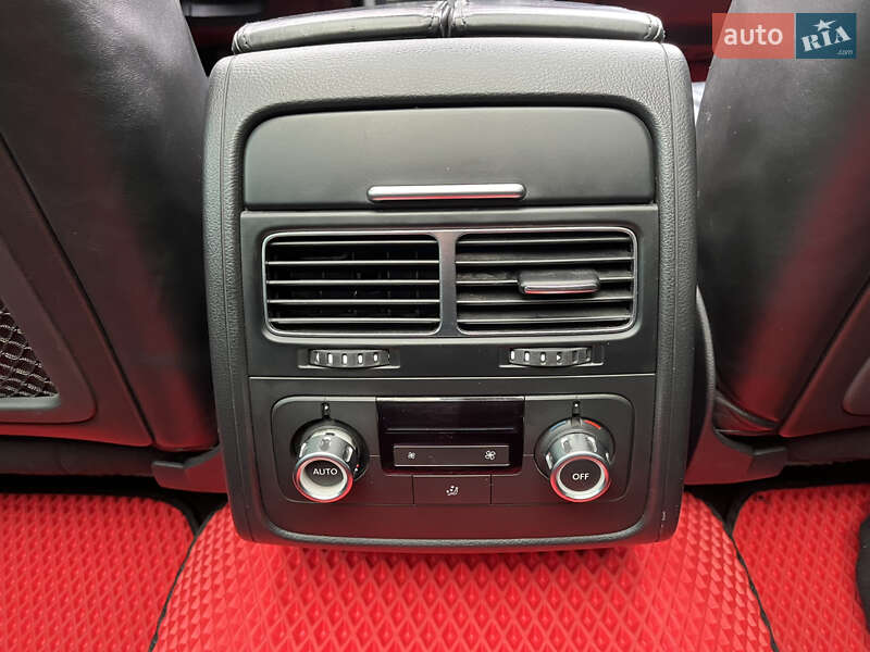 Внедорожник / Кроссовер Volkswagen Touareg 2012 в Новоукраинке