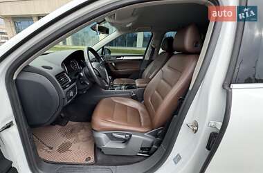 Позашляховик / Кросовер Volkswagen Touareg 2013 в 