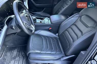 Внедорожник / Кроссовер Volkswagen Touareg 2018 в 