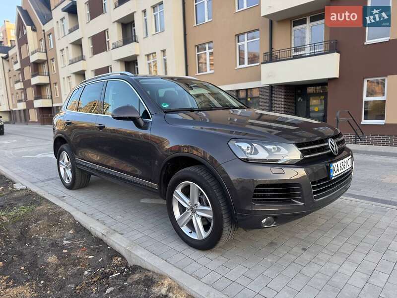 Внедорожник / Кроссовер Volkswagen Touareg 2011 в Киеве