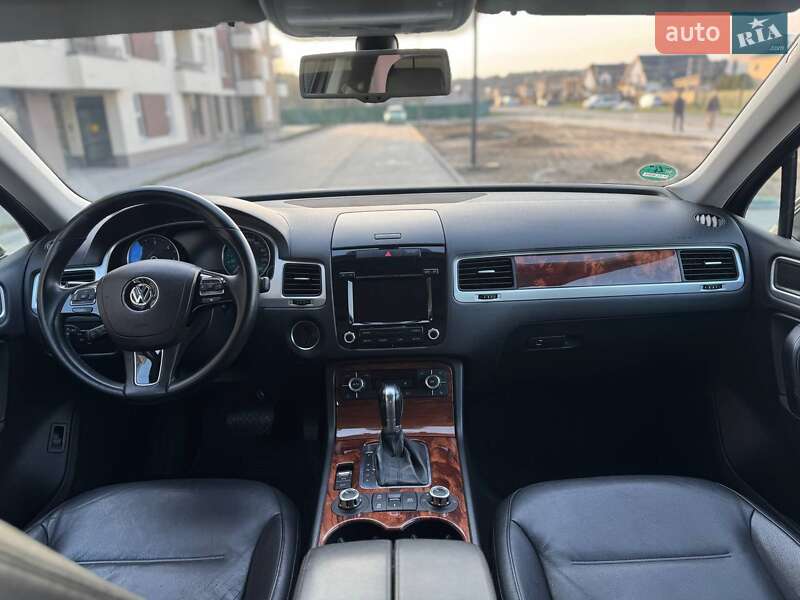 Внедорожник / Кроссовер Volkswagen Touareg 2011 в Киеве