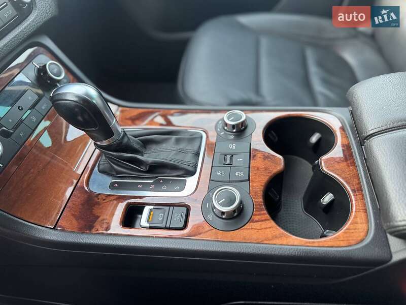 Внедорожник / Кроссовер Volkswagen Touareg 2011 в Киеве