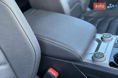 Позашляховик / Кросовер Volkswagen Touareg 2019 в 