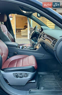 Внедорожник / Кроссовер Volkswagen Touareg 2012 в 