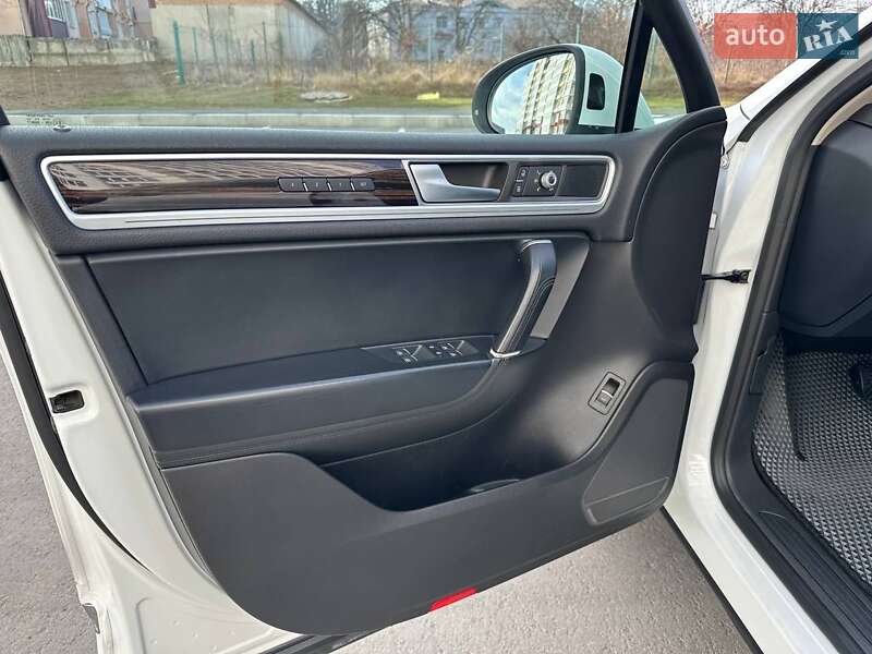 Позашляховик / Кросовер Volkswagen Touareg 2015 в Умані
