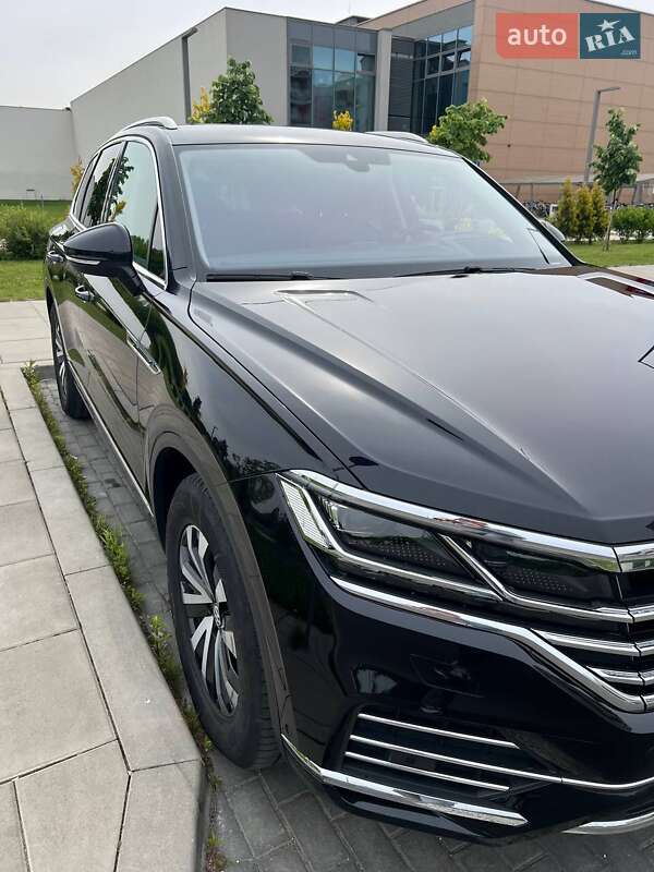 Позашляховик / Кросовер Volkswagen Touareg 2018 в Києві