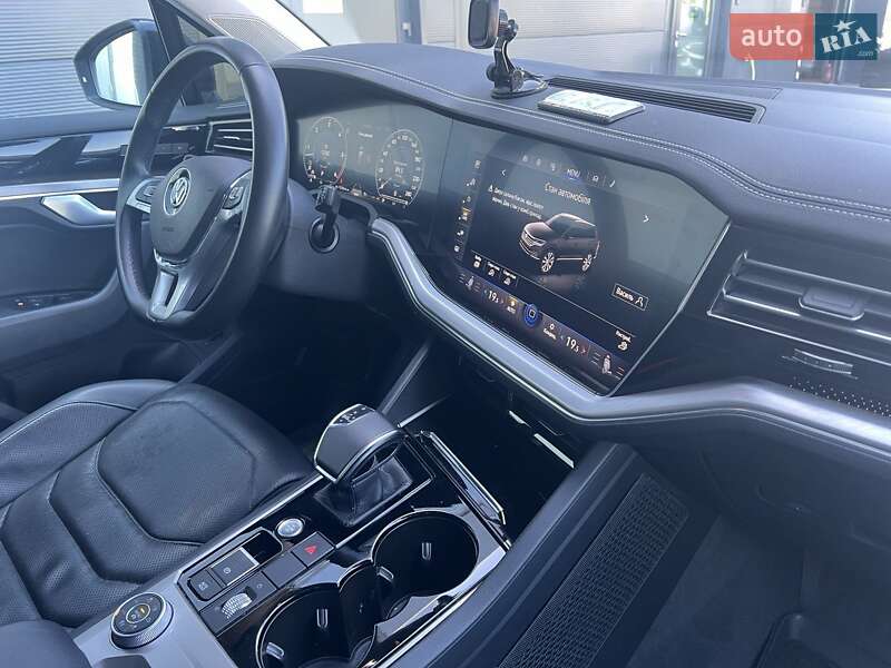 Позашляховик / Кросовер Volkswagen Touareg 2018 в Києві