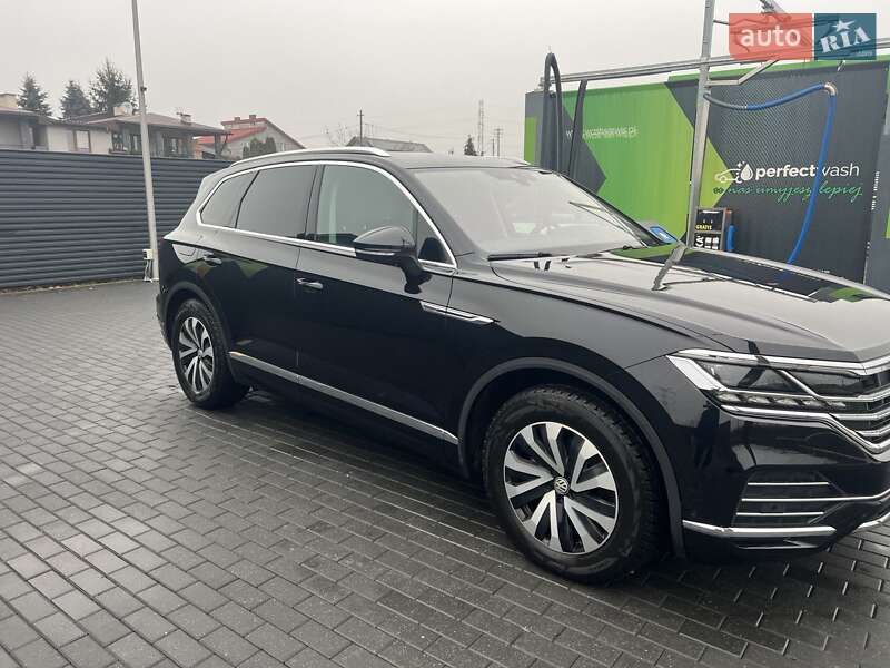 Позашляховик / Кросовер Volkswagen Touareg 2018 в Києві