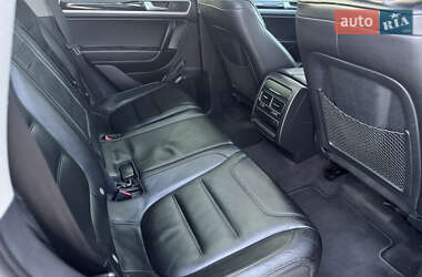 Позашляховик / Кросовер Volkswagen Touareg 2011 в 