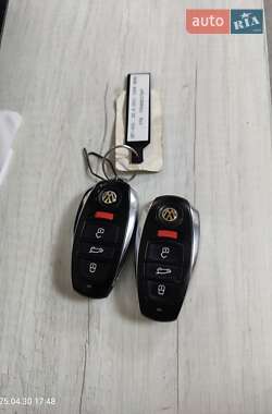 Внедорожник / Кроссовер Volkswagen Touareg 2011 в 