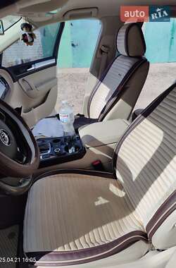 Внедорожник / Кроссовер Volkswagen Touareg 2011 в 