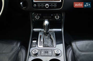 Внедорожник / Кроссовер Volkswagen Touareg 2010 в 