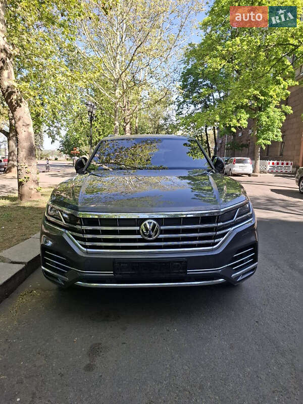 Внедорожник / Кроссовер Volkswagen Touareg 2019 в 