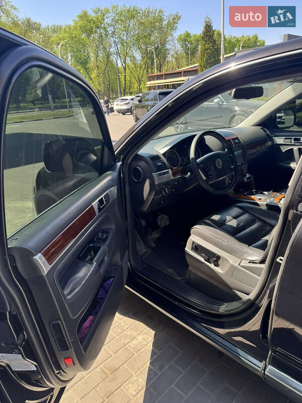 Позашляховик / Кросовер Volkswagen Touareg 2004 в Дніпрі