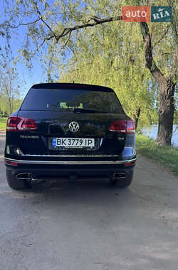 Внедорожник / Кроссовер Volkswagen Touareg 2014 в 