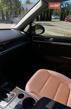 Позашляховик / Кросовер Volkswagen Touareg 2013 в 