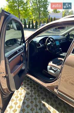 Позашляховик / Кросовер Volkswagen Touareg 2013 в 