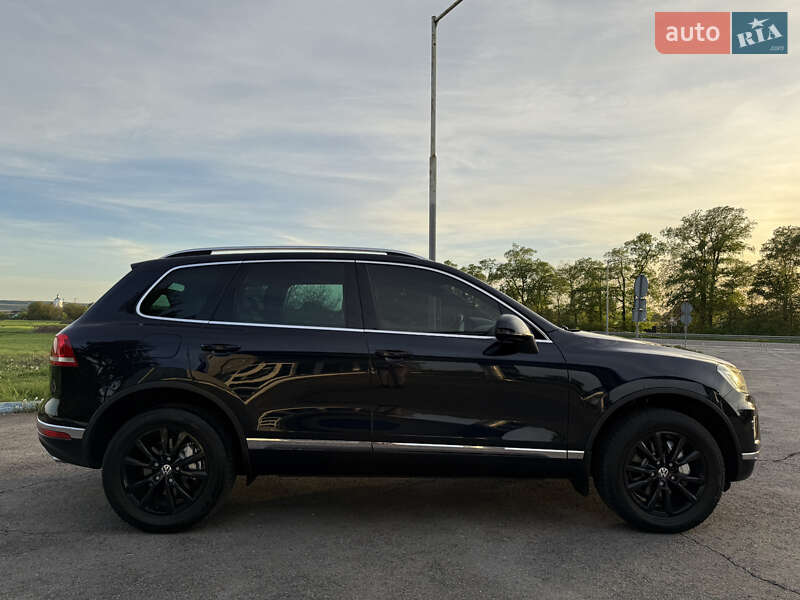 Позашляховик / Кросовер Volkswagen Touareg 2015 в Радивиліві