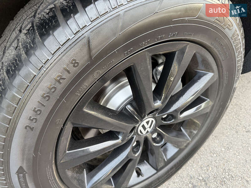 Позашляховик / Кросовер Volkswagen Touareg 2015 в Радивиліві