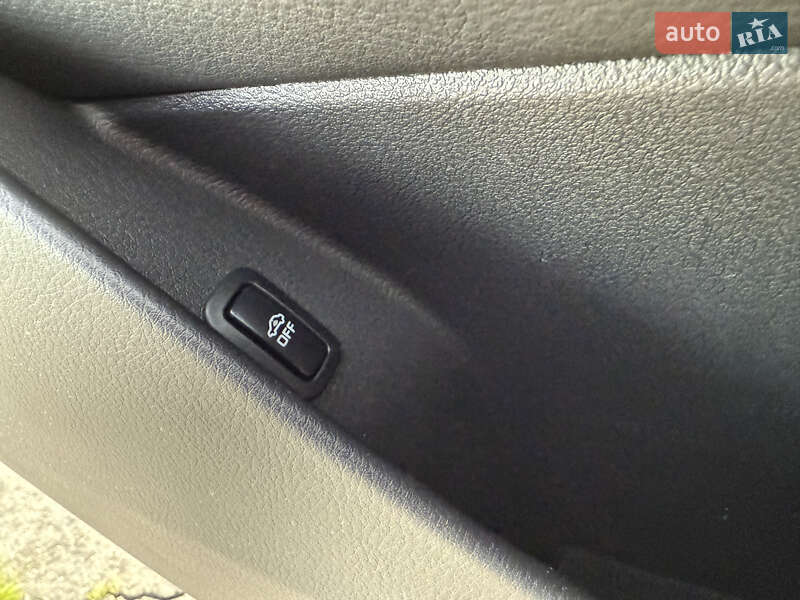 Позашляховик / Кросовер Volkswagen Touareg 2015 в Радивиліві