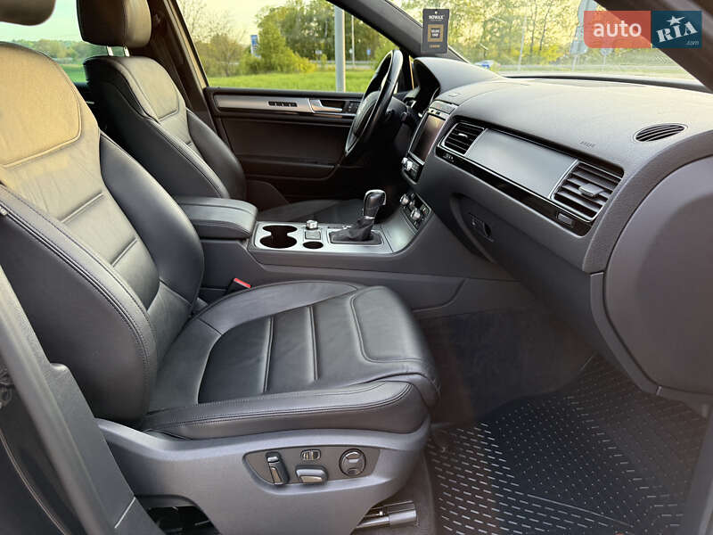 Позашляховик / Кросовер Volkswagen Touareg 2015 в Радивиліві