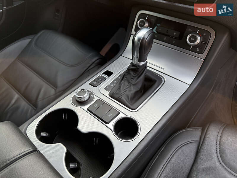 Позашляховик / Кросовер Volkswagen Touareg 2015 в Радивиліві