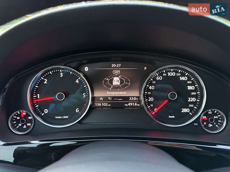 Позашляховик / Кросовер Volkswagen Touareg 2015 в Радивиліві