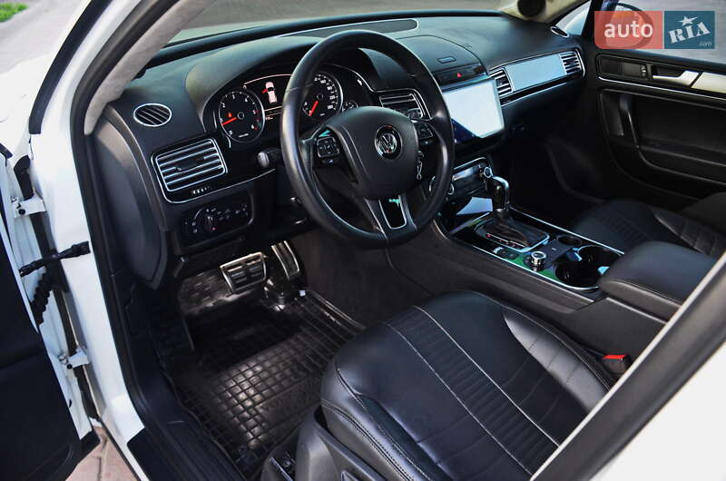 Позашляховик / Кросовер Volkswagen Touareg 2014 в Дніпрі