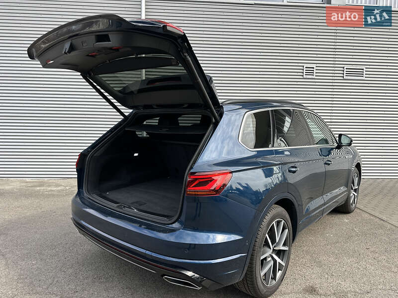 Позашляховик / Кросовер Volkswagen Touareg 2021 в Рівному