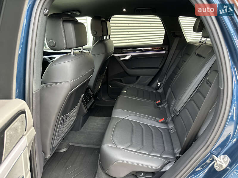 Позашляховик / Кросовер Volkswagen Touareg 2021 в Рівному