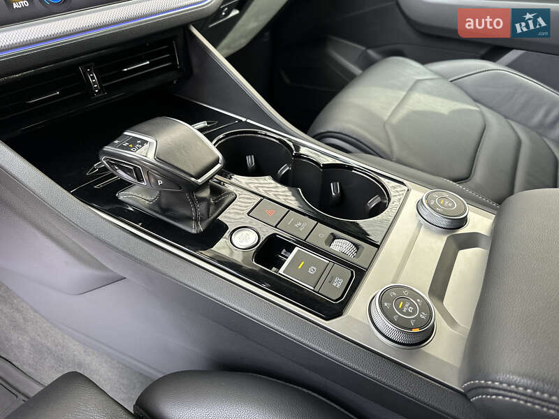 Позашляховик / Кросовер Volkswagen Touareg 2021 в Рівному
