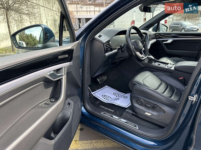 Позашляховик / Кросовер Volkswagen Touareg 2021 в Рівному