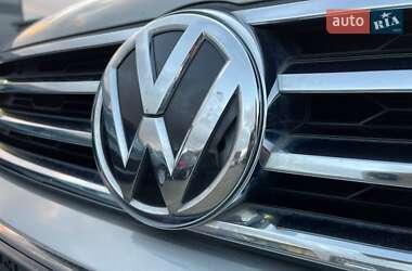 Позашляховик / Кросовер Volkswagen Touareg 2016 в 