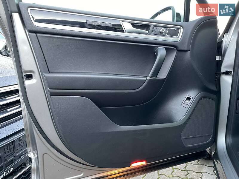 Внедорожник / Кроссовер Volkswagen Touareg 2016 в Житомире