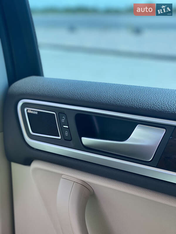 Позашляховик / Кросовер Volkswagen Touareg 2014 в Львові