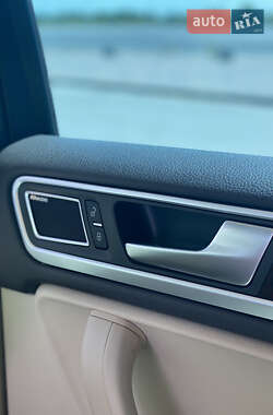 Позашляховик / Кросовер Volkswagen Touareg 2014 в 