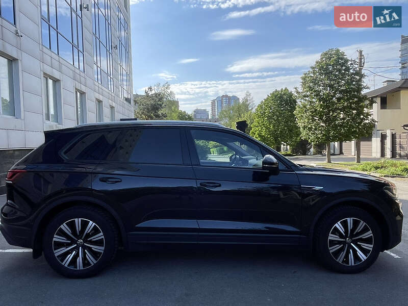 Позашляховик / Кросовер Volkswagen Touareg 2021 в 