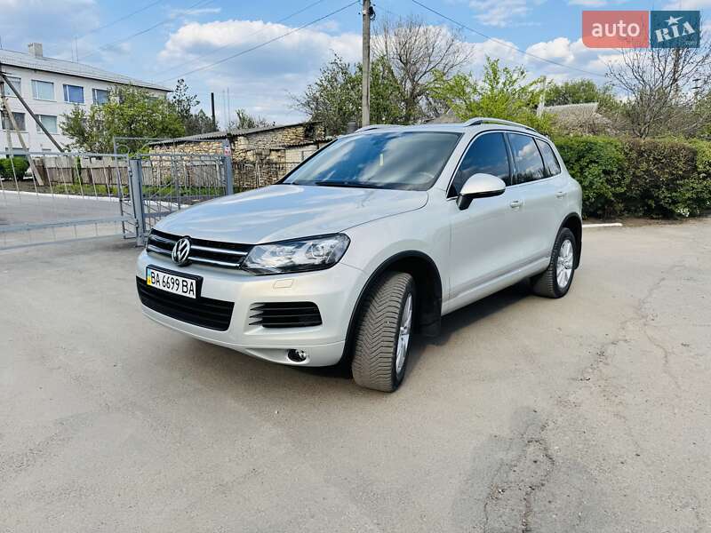 Позашляховик / Кросовер Volkswagen Touareg 2012 в 