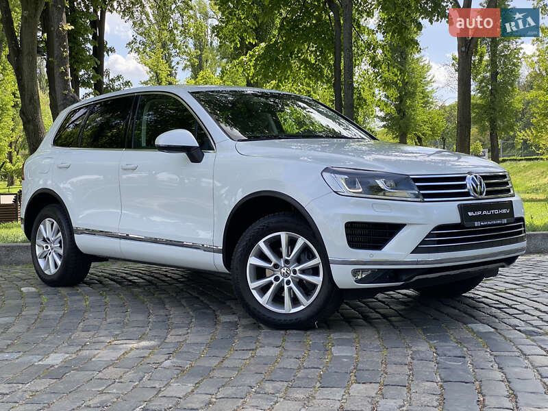 Позашляховик / Кросовер Volkswagen Touareg 2015 в Києві