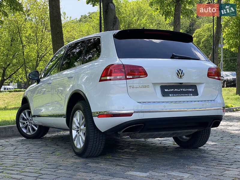 Позашляховик / Кросовер Volkswagen Touareg 2015 в Києві